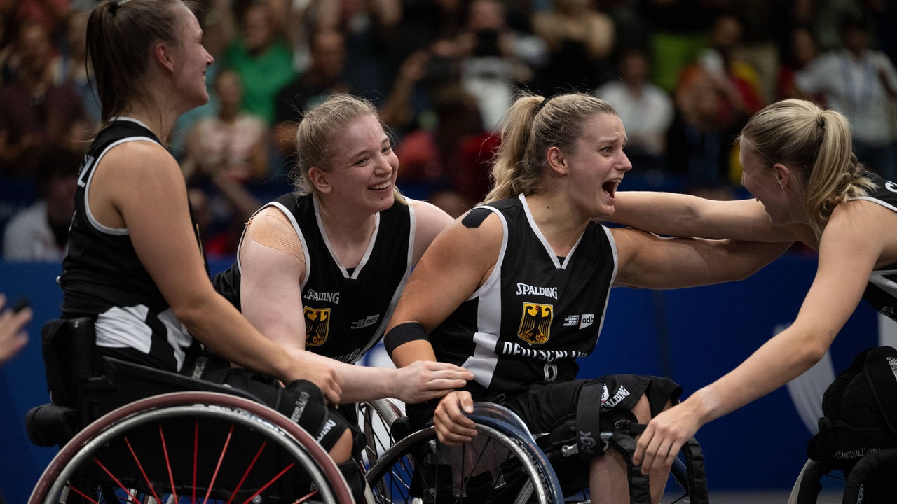 Team Deutschland jubelt über die Goldmedaille im 3x3-Basketball.