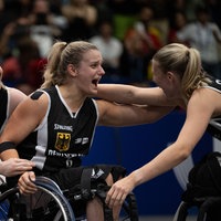 Team Deutschland jubelt über die Goldmedaille im 3x3-Basketball.