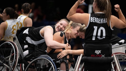 Die deutschen Rollstuhlbasketballerinnen jubeln bei den World University Games über Gold