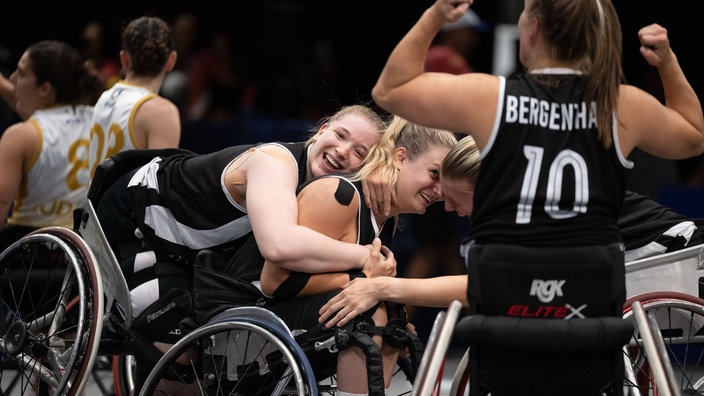 Die deutschen Rollstuhlbasketballerinnen jubeln bei den World University Games über Gold