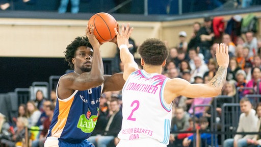 Rostocks Dominic Lockhart wird verteidigt von Bonns Zachery Cooks
