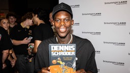 Deutschlands Dennis Schröder stellt sein selbst geschriebenes Kinderbuch vor