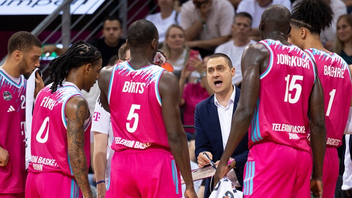 Marko Stankovic, Trainer der Telekom Baskets Bonn, gibt seinen Spielern in einer Auszeit Anweisungen.