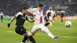 Lyons Afonso Moreira (r.) im Zweikampf mit PAOKs Andrija Zivkovic