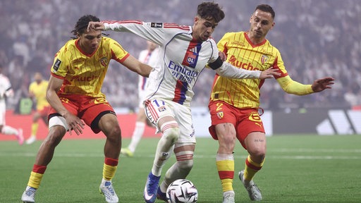 Afonso Moreira (Mitte), hier im Trikot von Olympique Lyon, wechselt zu Bayer Leverkusen.