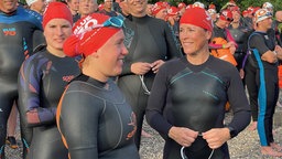 Fröhliche Teilnehmende des Triathlons.