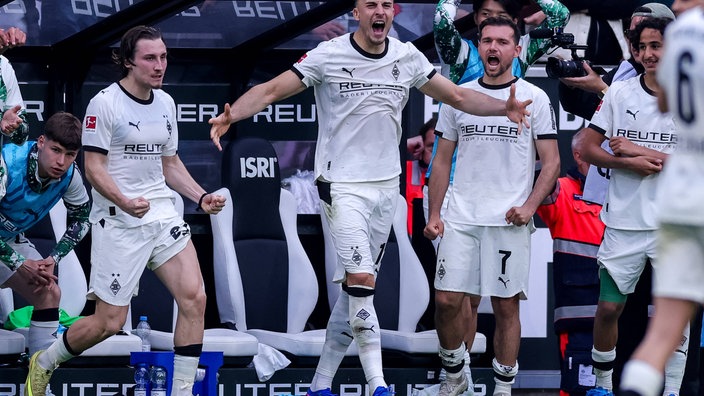 Haris Tabakovic jubelt nach Abpfiff mit Kevin Stöger