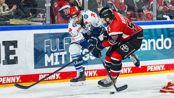 Brady Austin (rechts) von den Kölner Haien im Duell mit Thomas Larkin von den Schwenninger Wild Wings.