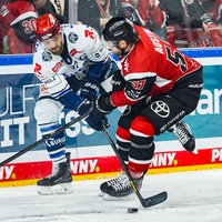 Brady Austin (rechts) von den Kölner Haien im Duell mit Thomas Larkin von den Schwenninger Wild Wings.