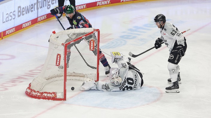 Marcel Noebels von den Eisbären Berlin trifft im Spiel gegen die Kölner Haie und Torwart Janne Juvonen.