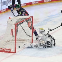 Marcel Noebels von den Eisbären Berlin trifft im Spiel gegen die Kölner Haie und Torwart Janne Juvonen.