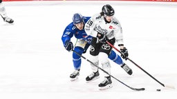 Tim Brunnhuber (l.) im Zweikampf mit Gregor MacLeod (r.)