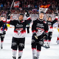 Die Kölner Haie jubeln vor ihren Fans