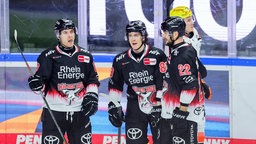 Kölns Gregor MacLeod bejubelt seinen Treffer mit den Teamkollegen