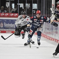  Robin van Calster vom KEC im Duell mit Tyson Spink von Schwenningen