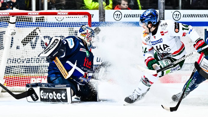Goalie Hendrik Hane von den Iserlohn Roosters im Duell mit DJ Busdeker von den Augsburger Panthern.