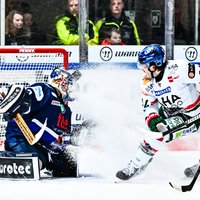 Goalie Hendrik Hane von den Iserlohn Roosters im Duell mit DJ Busdeker von den Augsburger Panthern.