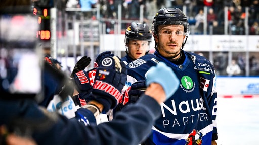 Jubel bei Christian Thomas (vorne) und den Iserlohn Roosters im Spiel gegen den ERC Ingolstadt.