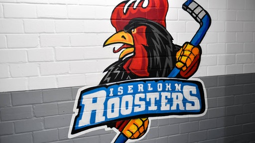 Das Logo der Iserlohn Rooster prangt auf einer Wand