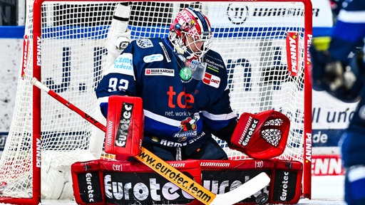 Torwart Andreas Jenike von den Iserlohn Roosters.