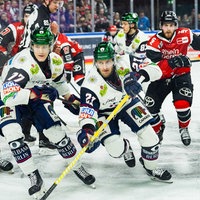 Moritz Müller und Robin van Calster versuchen zwei Spieler der Eisbären Berlin einzufangen