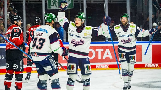 Die Eisbären Berlin um den Torschützen Jonas Müller (2. v. r.) bejubeln ein Tor in Köln