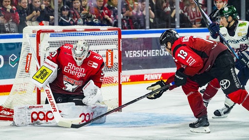 Janne Juvonen (l.) pariert einen Berliner Torschuss