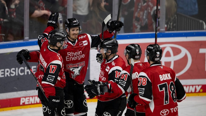 Die Spieler der Kölner Haie bejubeln den Treffer von Louis-Marc Aubry (2.v.l.).