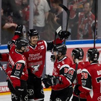 Die Spieler der Kölner Haie bejubeln den Treffer von Louis-Marc Aubry (2.v.l.).