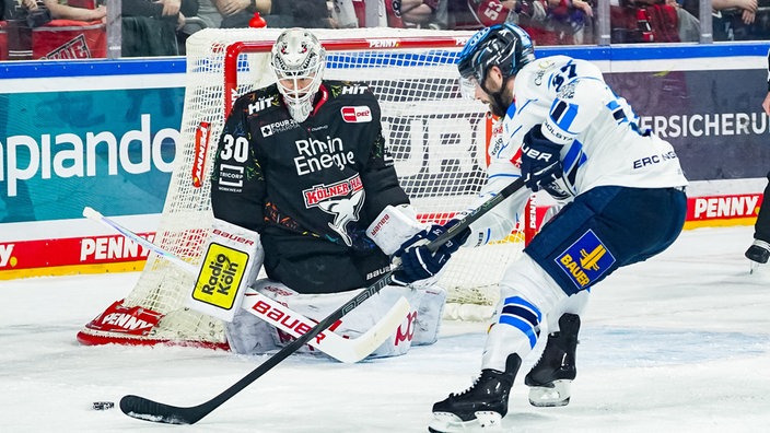 Haie-Keeper Janne Juvonen im Duell mit Riley Barber.