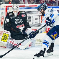 Haie-Keeper Janne Juvonen im Duell mit Riley Barber.