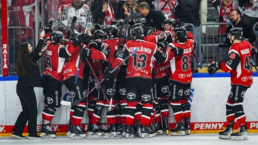 Großer Jubel bei den Kölner Haien nach dem Spiel gegen die Eisbären Berlin.