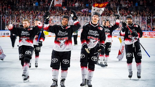 Die Spieler der Kölner Haie feiern am 25.01.2026 das Aufstellen eines neuen Sieg-Rekords in der Deutschen Eishockey Liga (DEL).
