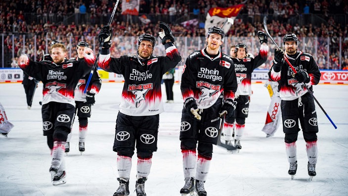 Die Spieler der Kölner Haie feiern am 25.01.2026 das Aufstellen eines neuen Sieg-Rekords in der Deutschen Eishockey Liga (DEL).