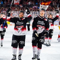 Die Spieler der Kölner Haie feiern am 25.01.2026 das Aufstellen eines neuen Sieg-Rekords in der Deutschen Eishockey Liga (DEL).