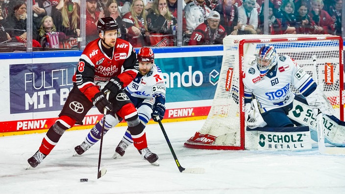 Kölns Dominik Bokk attakiert das Schwenniger Tor von Joacim Eriksson