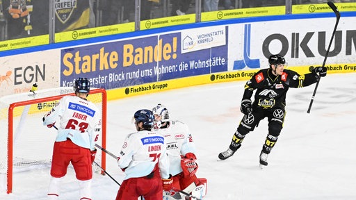 Krefelds Philip Gogulla jubelt über das 1:0 von Marcel Müller