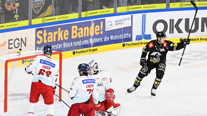 Krefelds Philip Gogulla jubelt über das 1:0 von Marcel Müller