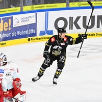 Krefelds Philip Gogulla jubelt über das 1:0 von Marcel Müller