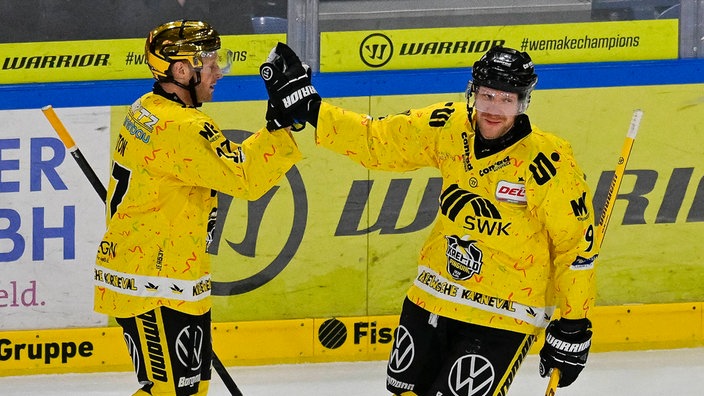 Klatschen sich ab - die Krefelder Marcel Müller (r.) und Max Newton