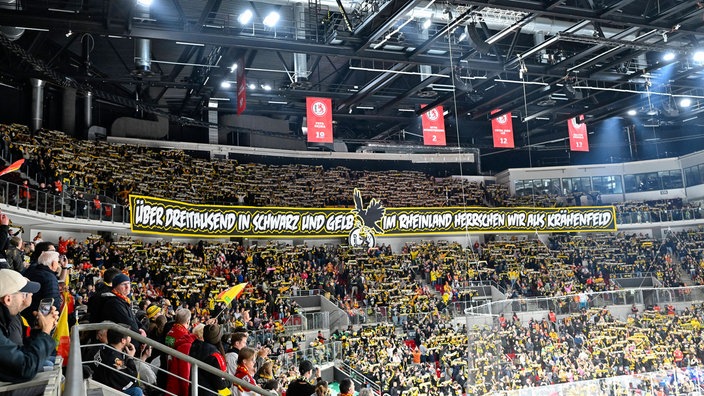 Fans der Krefeld Pinguine beim Auswärtsspiel bei der Düsseldorfer EG.
