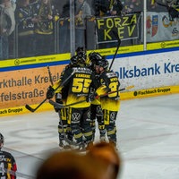 Jubel bei den Spielern der Krefeld Pinguine.