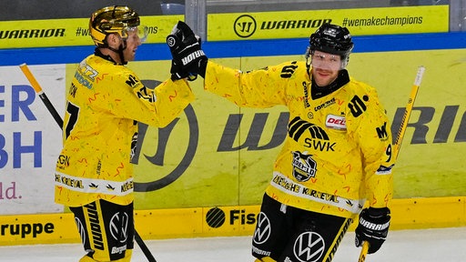 Torjubel der Krefelder Marcel Müller (r.) und Max Newton