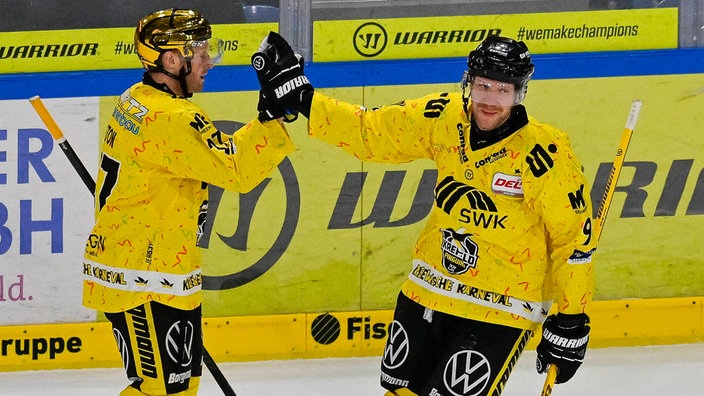 Torjubel der Krefelder Marcel Müller (r.) und Max Newton