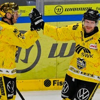 Torjubel der Krefelder Marcel Müller (r.) und Max Newton