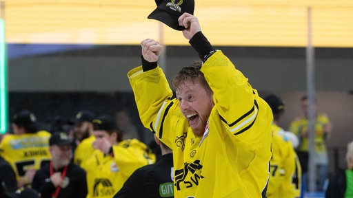 Erik Buschmann von den Krefeld Pinguinen jubelt über den Gewinn der Meisterschaft in der DEL2