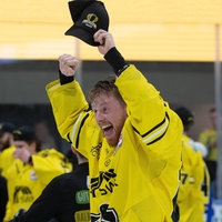 Erik Buschmann von den Krefeld Pinguinen jubelt über den Gewinn der Meisterschaft in der DEL2