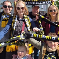 Männer, Frauen und Kinder tragen Trikots und Schals der Krefeld Pinguine