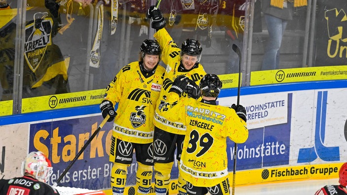 Die Spieler der Krefeld Pinguine jubeln