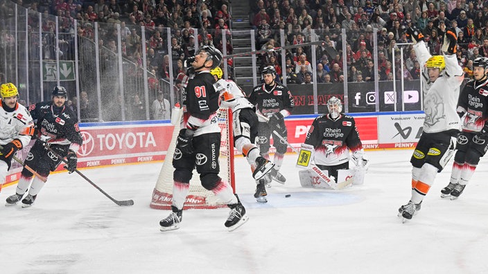 Die Spieler der Kölner Haie enttäuscht nach dem Treffer von den Frankfurter Löwen